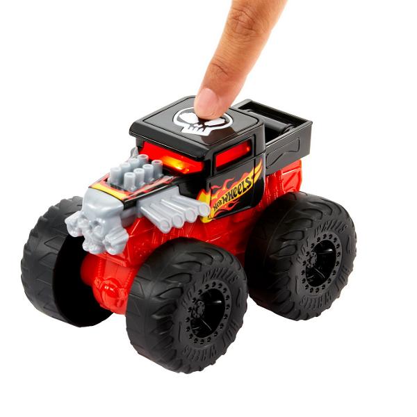 Aceasta colectie de camioane Hot Wheels Monster Trucks Roarin&39 Wreckers asigura toata actiunea de lovire si busire cu plusul de lumini si sunete pentru a imbunatati experienta Fiecare camioneta este la scara 143 si include grafica uimitoare si rotile gigantice ale marcii Hot Wheels Monster Trucks Apasati un buton pentru a auzi sunete de motor si de zdrobire precum si tema muzicala a vehiculului erou este ca si cum ati fi la spectacolul real Fiecare Monster Truck se aprinde prin 