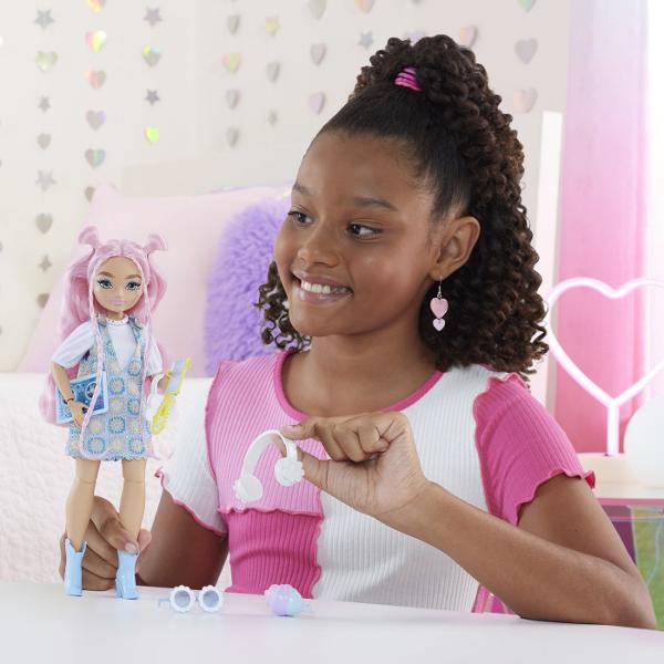 Papusile Barbie Dream Besties incurajeaza copiii sa-si impartaseasca talentele unice lumii la fel ca Daisy Jean Daisy Jean viseaza sa detina o casa de muzica si sa cante la cel mai mare festival de muzica ajuta-o sa-si urmareasca visurile cu 9 accesorii diferite cu tematica muzicala inclusiv casti o tableta DJ si telefon Papusa de moda are de asemenea parul lung si ondulat roz pentru distractia de coafat Papusile Barbie Dream Besties inspira copiii de la 4 ani in sus sa-si implineasca 