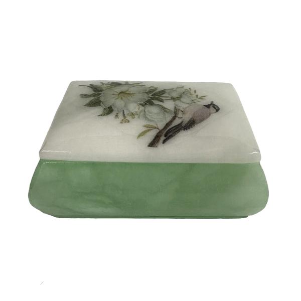 Cutiu&539;&259; din alabastru rectangulara cu un dimensiuni de 8x6 cm perfect&259; pentru p&259;strarea bijuteriilor sau a micilor obiecte pre&539;ioaseRealizat&259; din piatr&259; natural&259; de alabastru fiecare cutiu&539;&259; este unic&259; putând prezenta varia&539;ii subtile de culoare &537;i textur&259; datorit&259; caracteristicilor specifice ale fiec&259;rei pietreAcest detaliu confer&259; fiec&259;rui obiect un farmec aparte 