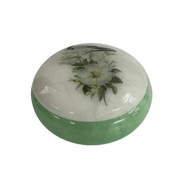 Cutiu&539;&259; din alabastru rotund&259; cu un diametru de 8 cm &537;i o în&259;l&539;ime de 4 cm perfect&259; pentru p&259;strarea bijuteriilor sau a micilor obiecte pre&539;ioaseRealizat&259; din piatr&259; natural&259; de alabastru fiecare cutiu&539;&259; este unic&259; putând prezenta varia&539;ii subtile de culoare &537;i textur&259; datorit&259; caracteristicilor specifice ale fiec&259;rei pietreAcest detaliu confer&259; 