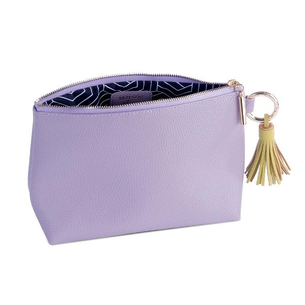 Aceast&259; hus&259; frumoas&259; pentru cosmetice de culoare liliac combin&259; designul modern cu func&539;ionalitatea practic&259; Pielea vegan&259; de înalt&259; calitate ofer&259; o senza&539;ie de lux în timp ce c&259;ptu&537;eala geometric&259; alb-negru adaug&259; un contrast la mod&259; Fermoarul auriu asigur&259; închidere sigur&259; iar ciucul rafinat de culoare verde m&259;sliniu cu accente aurii creeaz&259; un aspect unic Perfect pentru 