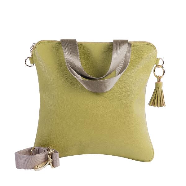 Aceast&259; geant&259; elegant&259; în culoarea verde m&259;sline sofisticat combin&259; designul modern cu versatilitatea func&539;ional&259; Pielea vegan&259; de înalt&259; calitate se simte luxoas&259; &537;i adaug&259; o not&259; rafinat&259; aspectului t&259;u În interior geanta are un model geometric alb-negru pentru un contrast modern Cureaua de um&259;r reglabil&259; permite transportul flexibil în timp ce ciucuri elegant cu accente aurii 