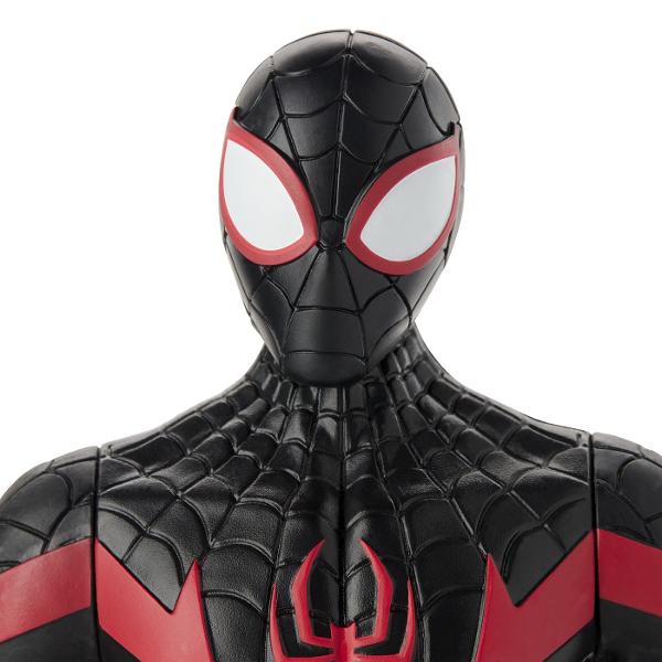 Cu figurinele de actiune Marvel de 24 cm de la Hasbro copiii isi pot imagina actiunea si aventurile Universului Marvel ca super-eroul lor preferat Dispunand de un design clasic si mai multe puncte de articulatie pentru distractie deplina copiii se pot preface ca au propriile lor aventuri Marvel captivante si pline de actiune Acest pachet contine personajul Miles Morales