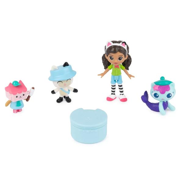 Aduceti acasa personajele voastre preferate din „Gabbys Dollhouse” cu pachetul exclusiv de cadouri Campfire Acest set exclusiv de cadouri este indispensabil pentru fanii Gabbys Dollhouse si include patru figurine colectabile si un pachet de la Dollhouse cu un accesoriu surpriza in interior Adaugati instantaneu la colectia voastra o papusa exclusiva Gabby cu tematica de camping impreuna cu jucarii de pisica Gabby - Pandy Paws MerCat si Baby Box Cat Fiecare figurina prezinta 
