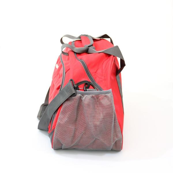 Geanta de voiaj are un compartiment principal incapator si doua buzunare frontale  inchise cu fermoarIn lateralele gentii sunt doua buzunare un buzunar special pentru depozitarea pantofilor si un buzunar din plasa elasticaGeanta se poate purta pe umar avand o bretea ajustabila pentru protectie sau in mana fiind tinuta de cele doua manere stranse cu un manson din material textilIn partea de jos geanta este prevazuta cu picioruse cauciucate pentru a proteja 