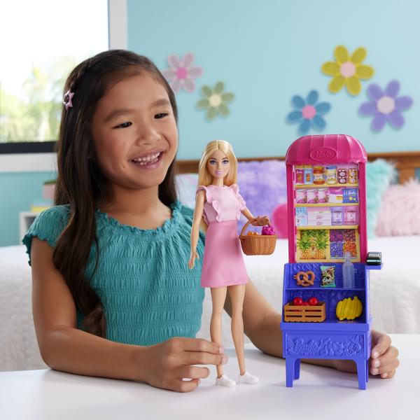 Copiii preiau lista de cumparaturi cand se alatura lui Barbie &39Malibu&39 pentru o excursie la piata Acest set de joaca include o papusa de moda un stand de piata si 11 accesorii tematice Inspirat de filmul Barbie si Teresa Retete pentru Prietenie acest set Malibu la Piata include un stand de produse alimentare cu un design colorat si 2 rafturi pentru expunerea produselor Piese de mancare si bautura precum un ciorchine de banane un ciorchine de morcovi mere chipsuri si un 
