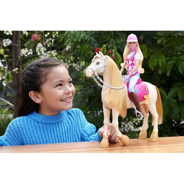 Tornado calul interactiv din serialul Netflix Barbie Mysteries The Great Horse Chase aduce distractia din serial la tine acasa Acest cal de jucarie interactiv ofera peste 20 de sunete si functii oferind multiple moduri de a te juca de la ingrijire si coafura la dans si interpretare Tornado poate dansa clipi din ochi canta melodii inspirate din serial si scoate sunete amuzante Cu accesorii precum trofeul mancarea peria si cosul cu hrana imaginatia copiilor poate zbura liber alaturi 