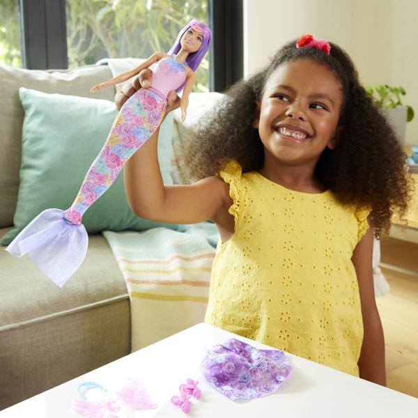 Combina si potriveste peste 10 look-uri magice cu acest set de imbracaminte Barbie Fantasy Acest pachet de moda include 8 piese inclusiv o coada de sirena un set de aripi o fusta si accesorii Copiii pot stiliza si transforma aceasta papusa Barbie pentru aventuri fantastice de la mare la cer si oriunde altundeva ii duce imaginatia