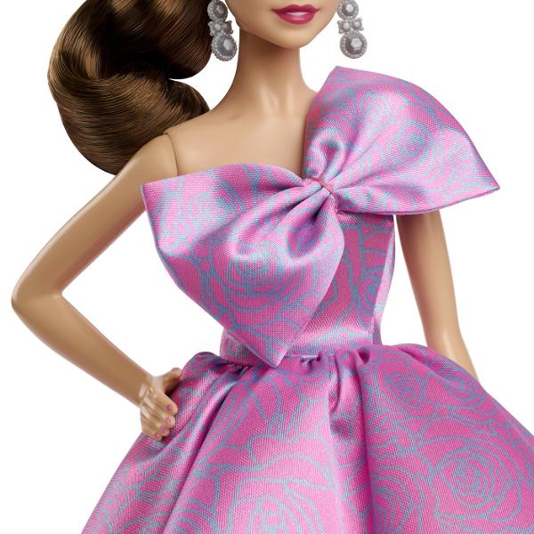 Oferiti stralucire si eleganta absoluta la fiecare aniversare cu Papusa de Colectie Barbie Signature - Birthday Wishes Inspirata de flori Barbie poarta o rochie minunata cu motive florale special conceputa pentru aniversari Haine detasabile Rochia ei eleganta poate fi indepartata permitand si mai multe optiuni de joaca Suport pentru papusa pentru expunere Barbie vine cu un suport ideal pentru colectie sau decor Ideala pentru copii de 6 ani si peste