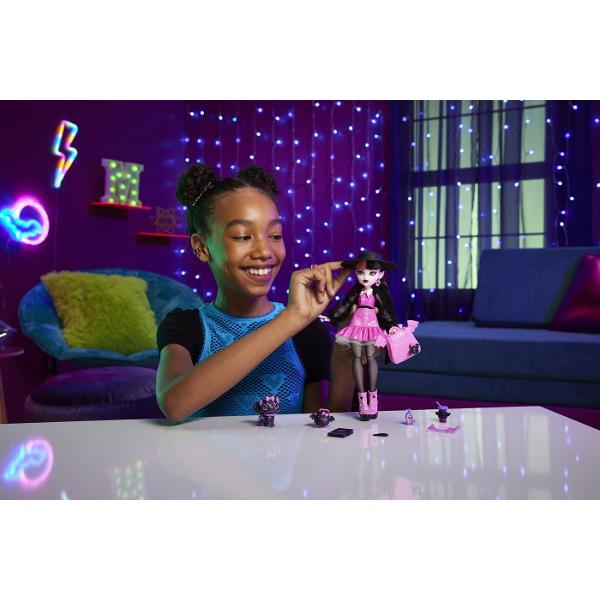 Papusa Monster High Draculaura arata uimitor intr-o tinuta adorabil de infricosatoare Ea vine cu animalul sau de companie Count Fabulous precum si cu accesorii infricosatoareDraculaura poarta un top roz stralucitor cu maneci bufante negre transparente si o fusta asortata O palarie sosete negre si cizme roz completeaza aspectul eiPisica-liliac infricosatoare Count Fabulous este de asemenea teribil de eleganta cu o fundita roz si un guler Copiii pot imagina aventuri nesfarsite cu acest 