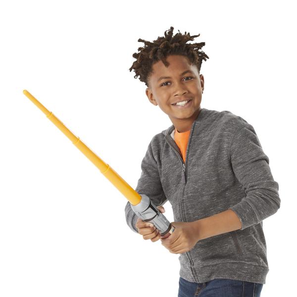 Sabia de jucarie Star Wars va atrage fanii povestilor fantastice Potrivit pentru copiii care iubesc saga Star Wars Scufundati-va in lumea fanteziei cu o sabie droid din plastic de inalta calitate Jucati o poveste celebra sau veniti cu propriile povesti extra-planetare Aranjeaza o adevarata batalie de galaxii si castiga Jucaria poate fi stransa si desfacuta Realizat foarte realist - un maner alb cu o imagine de personaj si o sabie colorata Jocul cu sabia Star Wars promoveaza abilitatile 