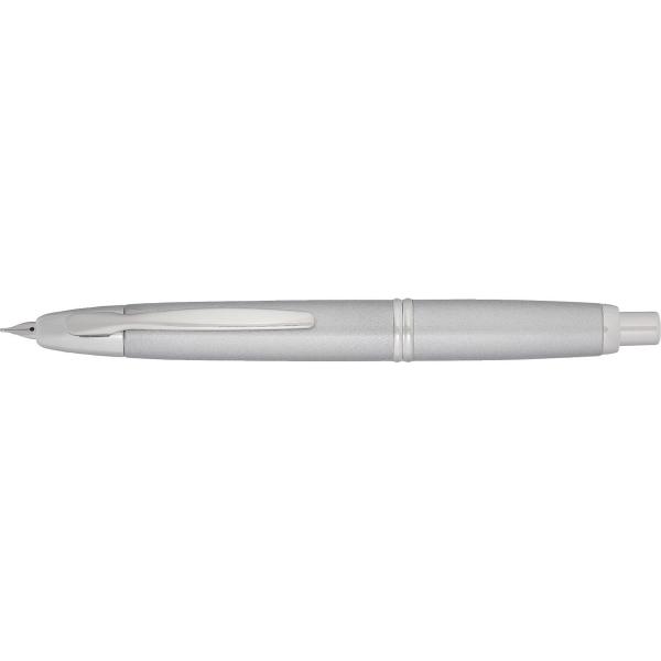 - Stiloul Capless Rhodium este un stilou incarcat de istorie si tehnologie- Design-ul impresionant impreuna cu ingenioasa tehnologie folosita il face potrivit pentru noua era- Corpul metalic este argintiu cu accente de rodiu si se asorteaza perfect cu penita din aur alb de 18K placata de asemenea cu rodiu- Capless este stiloul la care cerneala nu se usuca si nici nu curge accidental- Printr-o simpla apasare de buton penita se retrage- Fuzionarea perfecta 
