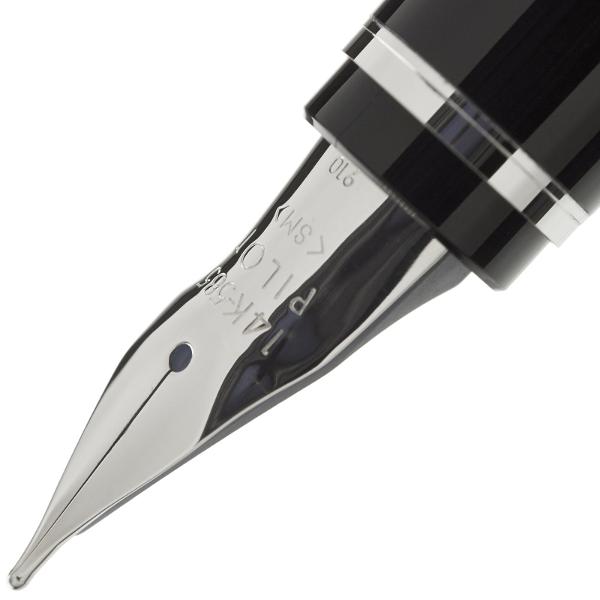 Stilou Falcon Maro Capacul se inchide prin insurubareCorp din otel lacuit cu multiple straturi de lac maro luciosPenita din aur 14k placata cu rodiuflexibila si moale Adaptarea la unghiul de scriere al fiec&259;ruia utilizator face scrisul fluid &537;i u&537;orcursivStiloul functioneaza cu cartuse Pilot sau convertor PilotGrip din rasina neagraLungime 