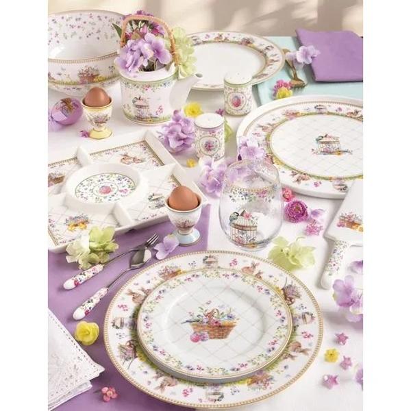 Bucur&259;-te de atmosfera de prim&259;var&259; acest platou din por&539;elan din colec&539;ia Spring Bloom de la brandul italian Easy Life  Acest platou este decorat cu un motiv delicat cu iepura&537;i flori &537;i p&259;s&259;ri care vor ad&259;uga o not&259; magic&259; de prim&259;var&259; mesei tale de PasteIdeal pentru a servi deserturi sandvi&537;uri gust&259;ri mici sau ca element decorativ Datorit&259;  cutiei cadou asortate este &537;i un cadou 