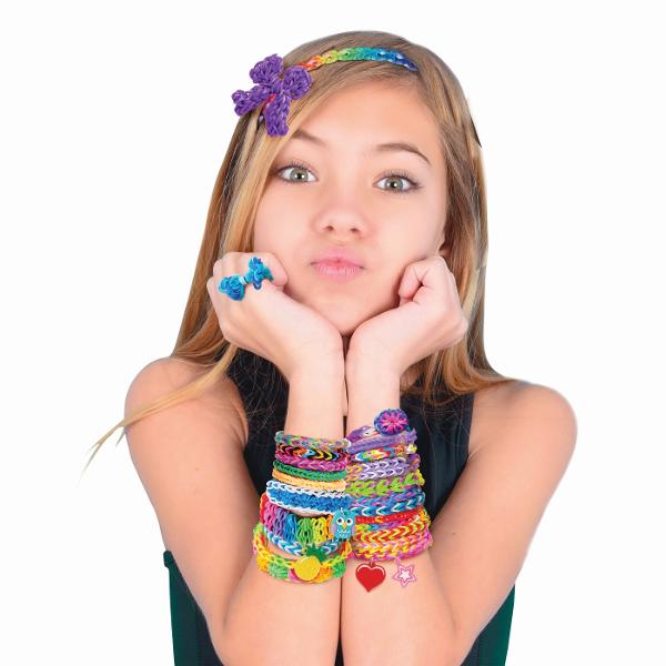 Trusa de artizanat cu razboi de tesut 800 de elastice colorate si 15 modele diferite de accesorii pentru decorare Creati bratari unice si colorate inele si alte accesorii si faceti-le si mai impresionante prin adaugarea de accesorii colorate in modele unice Perfect pentru copiii care iubesc mestesugurile si vor sa isi exprime creativitatea Include un razboi de tesut pentru a crea modele simple si mai complexe pentru mai multa implicare si mai multa distractie pentru copil                   