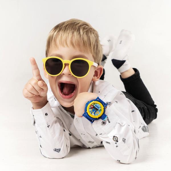 Ceas digital cu proiector Sonic Proiecteaza 10 imagini diferite Ceasul digital pentru copii de culoare albastra are curea din cauciucplastic pentru o potrivire stabila pe mana copilului si rezistenta la utilizarea zilnica