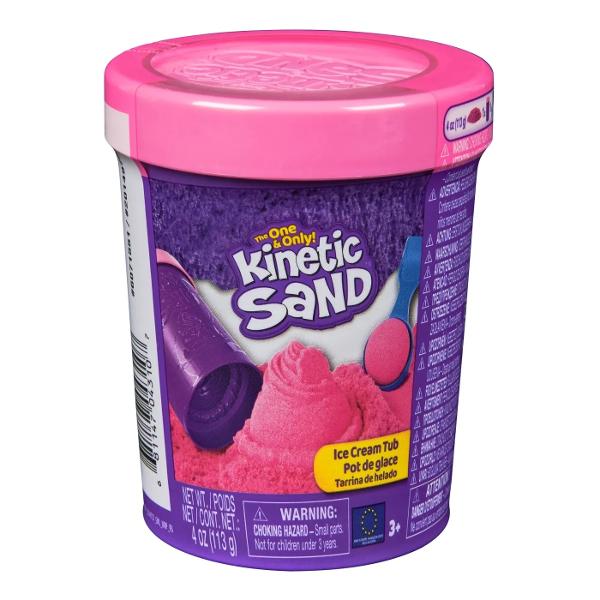 Aduna distractie cu cutia pentru inghetata din nisip kinetic Acest set tematic de nisip kinetic va starni imaginatia pe masura ce copiii isi scot nisipul kinetic dintr-o cuva la fel ca inghetata Cu 113 g de nisip roz alb sau maro utilizati instrumentul pentru a scoate si a lua cu lingura inghetata din recipient si pentru a crea inghetate de tip sundae si conuri de inghetata Amesteca si potriveste tuburile fiecare vandut separat pentru a face inghetata de inspiratie napolitana si 