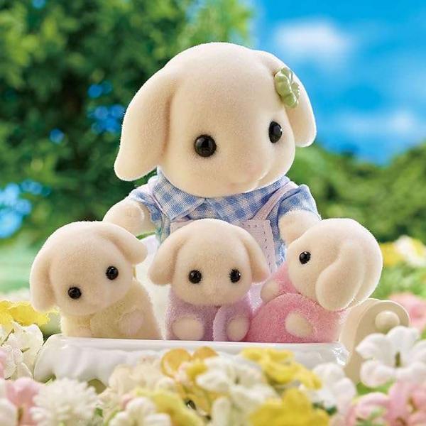 Setul de Figurine Sylvanian Families - Familia Iepurasilor Flora este format din cele cinci personaje tatal iepuras Nolan Flora mama Aria Flora si tripletii Thyme Sage si Rosemary Flora Nolan este un tata iubitor bland caruia ii place sa faca ceai de plante Vorbeste mult cu plantele sale iar copiii cred ca florile il pot intelege cu adevaratAria este o artista minunata Este 