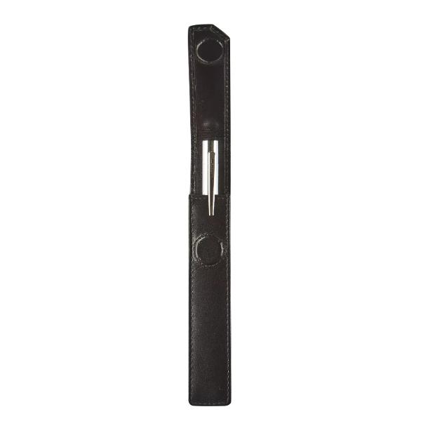Etui din piele elegant pentru un singur instrument de scrisCalitate nu cantitate Fabricat din piele de vac&259; integral&259; t&259;b&259;cit&259; vegetal Negru intens cu o str&259;lucire natural&259; Cu stil &537;i atitudineAsta înseamn&259; ALL 