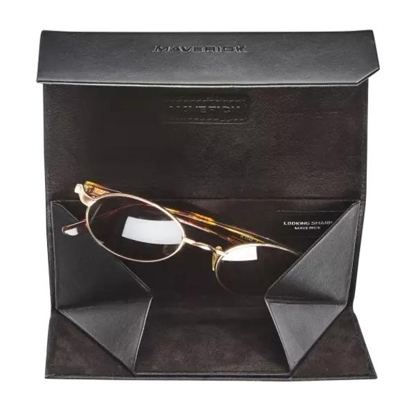 Vei ar&259;ta bine datorit&259; acestui toc din piele pentru ochelariDesign minimalist pliabil &537;i u&537;or de depozitat Fabricat din piele ALL BLACK – piele de vac&259; integral&259; t&259;b&259;cit&259; vegetal Negru intens cu o str&259;lucire natural&259; &536;i totu&537;i cu un 