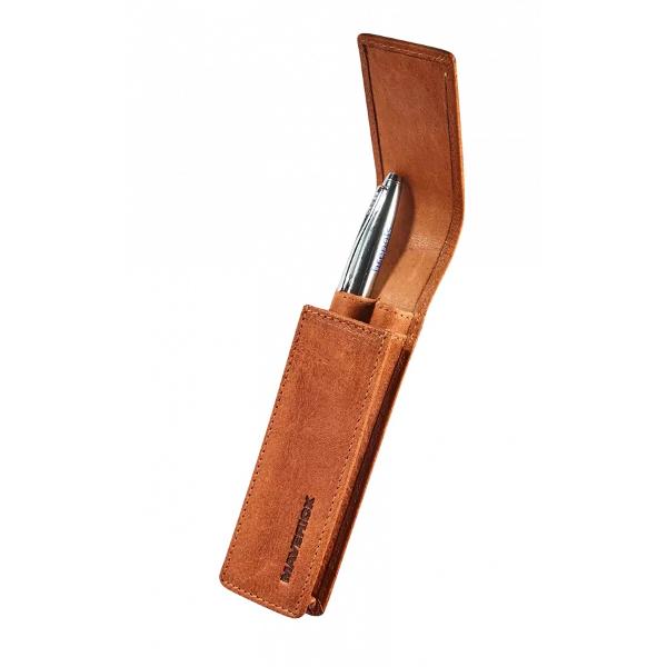 Penar din piele pentru 2 instrumente de scrisFabricat din piele natural&259; full grain de bivol t&259;b&259;cit&259; vegetal Puternic &537;i rezistent cu un granul robust &537;i un efect de culoare duotone Un aspect unic datorit&259; cus&259;turilor realizate manual în culori contrastantep 