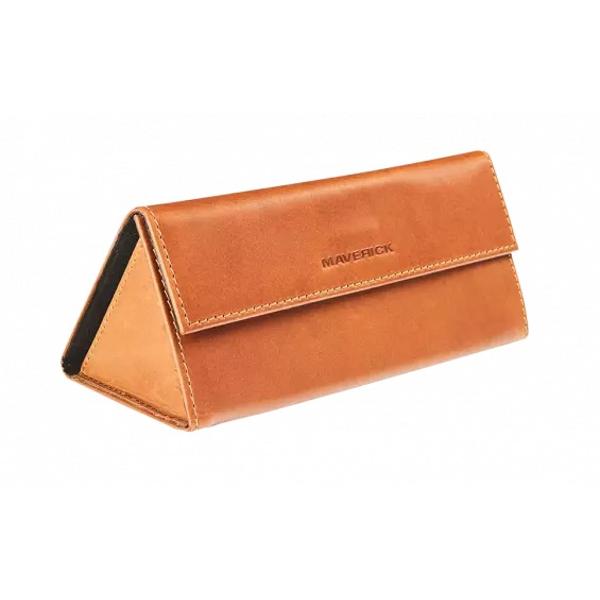Vei ar&259;ta impecabil cu aceast&259; cutie de ochelari din pieleDesign minimalistic pliabil &537;i u&537;or de depozitatFabricat&259; din pielea NEW MEN o piele natural&259; full grain tratat&259; „drum stuffed” Este impregnat&259; cu ulei 
