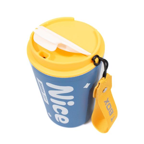 cana termos compactacapacitate de 380mldimensiuni de 115mm x 94mmfabricat din o&539;el inoxidabil de tip SUS 304capac din plastic în culori vibrantemâner de transport din material textil inscrip&539;ionat cu T-BOXmecanism de închidere ergonomicstrat aderent din silicon la bazaideal pentru consumul de cafea sau b&259;uturi la drum