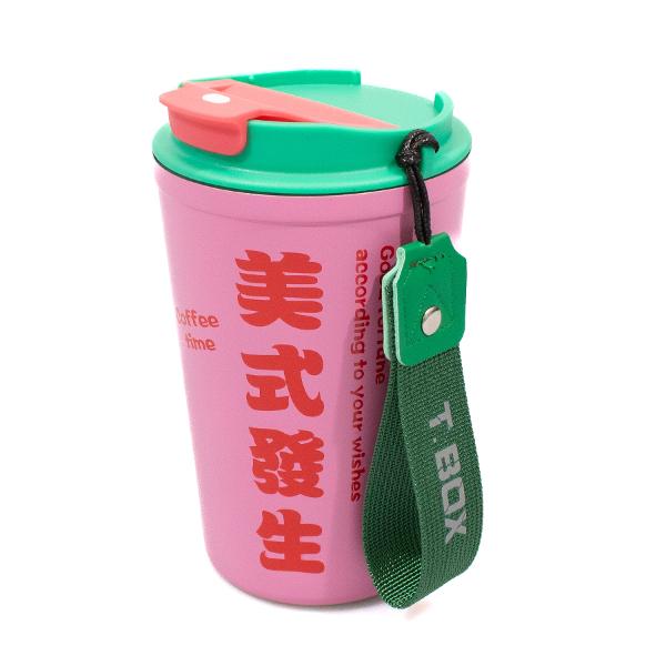 cana termos compactacapacitate de 380mldimensiuni de 115mm x 94mmfabricat din o&539;el inoxidabil de tip SUS 304capac din plastic în culori vibrantemâner de transport din material textil inscrip&539;ionat cu T-BOXmecanism de închidere ergonomicstrat aderent din silicon la bazaideal pentru consumul de cafea sau b&259;uturi la drum