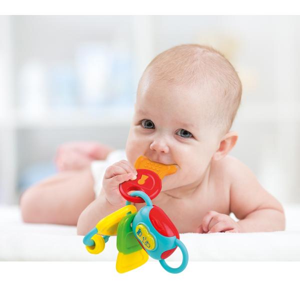 Brelocul cu chei sunete si lumini este o combinatie perfecta de sunete vesele melodii captivante si lumini stralucitoare intermitente conceputa special pentru a stimula simturile celor mici si a le oferi momente de bucurie Acest produs este ideal pentru bebelusii incepand cu varsta de 3 luni oferindu-le o experienta de joaca distractiva si educativa Jucaria este dotata cu trei chei de dentitie texturate create pentru a alina disconfortul cauzat de cresterea dintilor Textura speciala a 