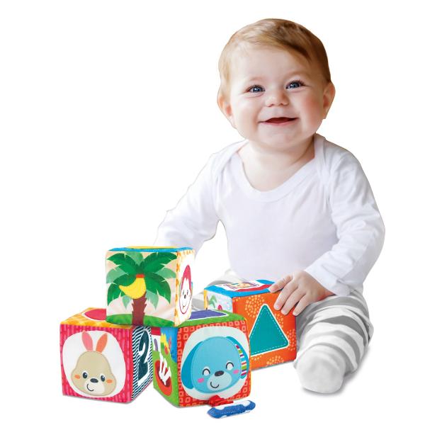 Setul de 4 cuburi de stivuit multicolore din material textil perfect pentru bebelusi Aceste cuburi moi si placute la atingere ofera ore intregi de distractie garantata Fiecare fata a cubului prezinta o noua activitate captivanta pentru cei mici Unul dintre cuburi are functie de vibratie altul include o oglinda speciala sigura pentru bebelusi ceea ce adauga un plus de atractie si explorare Cuburile pot fi stivuite cu usurinta iar materialul moale din care sunt confectionate asigura ca 