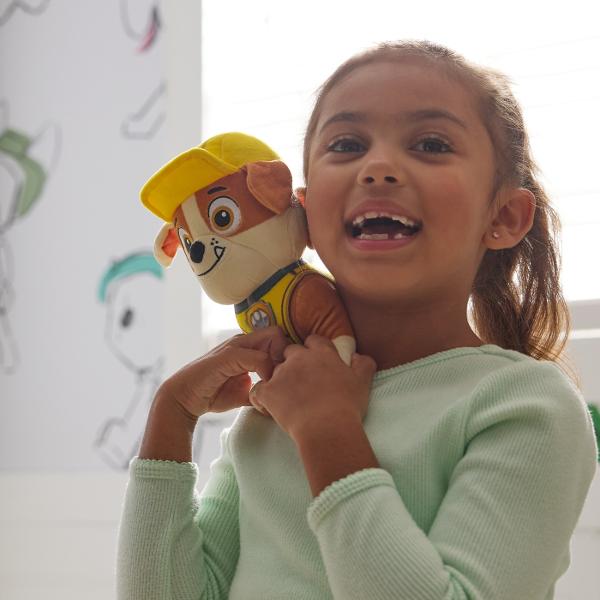 Porneste in misiuni de salvare palpitante cu personajele din Patrula catelusilor Inalte de 17 cm aceste figurine de plus sunt gata pentru aventura in uniforma lor oficiala Blana moale si chipul expresiv surprind in mod autentic indragitele personaje aducandu-le la viata pentru fanii de toate varstele Fie ca este vorba de misiuni de joaca sau de visare in timpul somnului aceste plusuri au dimensiunea perfecta pentru a insoti fiecare aventura Jucariile pentru prescolari din Patrula 