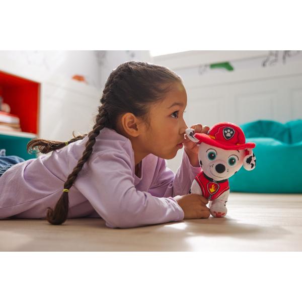 Porneste in misiuni de salvare palpitante cu personajele din Patrula catelusilor Inalte de 17 cm aceste figurine de plus sunt gata pentru aventura in uniforma lor oficiala Blana moale si chipul expresiv surprind in mod autentic indragitele personaje aducandu-le la viata pentru fanii de toate varstele Fie ca este vorba de misiuni de joaca sau de visare in timpul somnului aceste plusuri au dimensiunea perfecta pentru a insoti fiecare aventura Jucariile pentru prescolari din Patrula 
