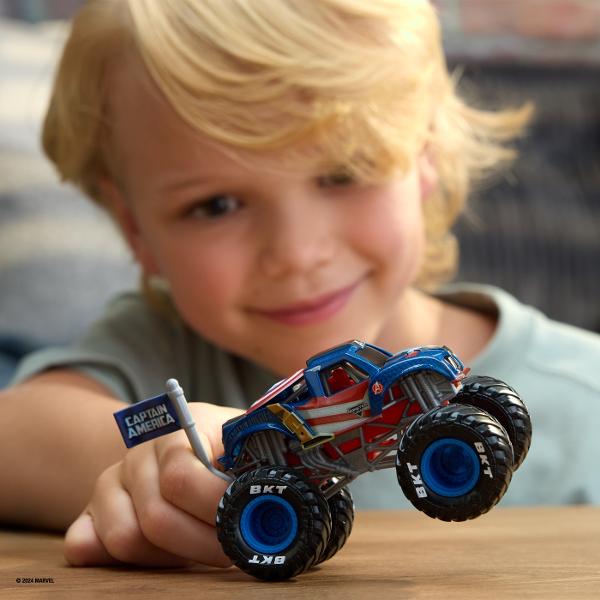Paseste in universul plin de actiune in care Monster Jam huruie si supereroii Marvel se inalta Seria de camioane vopsite Marvel Monster Jam la scara 164 nu este doar o colectie Este un omagiu adus Universului Marvel Aceste camioane de tip monster truck inscriptionate cu simbolurile si culorile unor embleme precum Thor Captain America Iron Man Black Panther si Spider-Man aduc acasa spectacolul superputerilor si al cascadoriilor de pe stadion Cu anvelope autentice BKT si o caroserie cu 