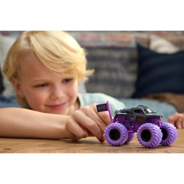 Paseste in universul plin de actiune in care Monster Jam huruie si supereroii Marvel se inalta Seria de camioane vopsite Marvel Monster Jam la scara 164 nu este doar o colectie Este un omagiu adus Universului Marvel Aceste camioane de tip monster truck inscriptionate cu simbolurile si culorile unor embleme precum Thor Captain America Iron Man Black Panther si Spider-Man aduc acasa spectacolul superputerilor si al cascadoriilor de pe stadion Cu anvelope autentice BKT si o caroserie cu 