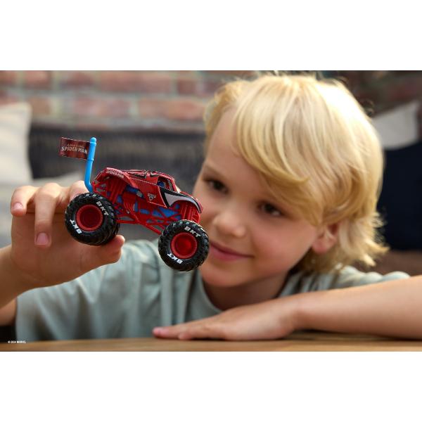 Paseste in universul plin de actiune in care Monster Jam huruie si supereroii Marvel se inalta Seria de camioane vopsite Marvel Monster Jam la scara 164 nu este doar o colectie Este un omagiu adus Universului Marvel Aceste camioane de tip monster truck inscriptionate cu simbolurile si culorile unor embleme precum Thor Captain America Iron Man Black Panther si Spider-Man aduc acasa spectacolul superputerilor si al cascadoriilor de pe stadion Cu anvelope autentice BKT si o caroserie cu 