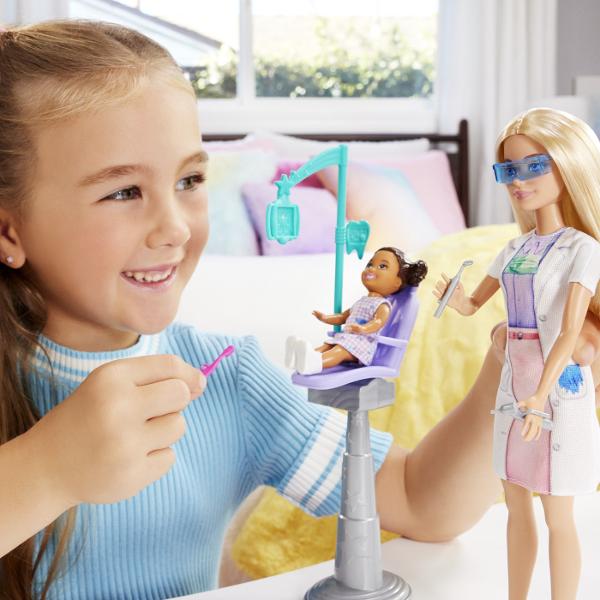 Descopera setul de joaca Barbie Dentist ideal pentru copiii care vor sa exploreze lumea stomatologiei prin joaca Acest set ofera oportunitatea de a descoperi importanta ingrijirii dentare si de a dezvolta imaginatia prin scenarii realiste Setul include o papusa Barbie blonda imbracata in uniforma de dentist cu halat alb si ochelari de protectie pregatita sa ofere cele mai bune tratamente dentare Scaunul de consultatie este special conceput pentru micii pacienti iar setul contine si o 