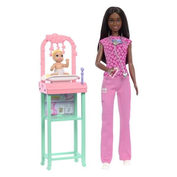 Descopera setul de joaca Barbie Baby Doctor perfect pentru copiii pasionati de medicina si ingrijirea bebelusilor Cu acest set cei mici pot explora universul fascinant al medicilor pediatri dezvoltand empatie imaginatie si abilitati de rol Setul include o papusa Barbie bruneta doctor imbracata in uniforma medicala roz cu imprimeu tematic si pantaloni asortati pregatita sa aiba grija de micii pacienti Accesoriile medicale realiste cum ar fi stetoscopul si echipamentele de examinare 