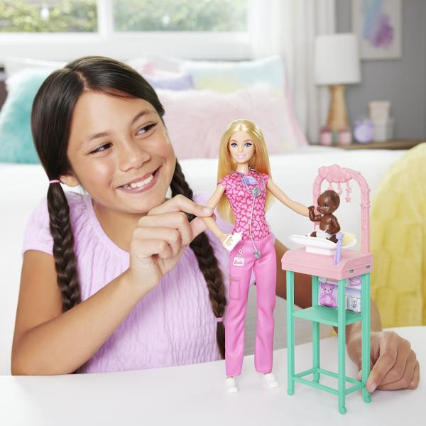 Descopera setul de joaca Barbie Blonda Pediatru perfect pentru copiii pasionati de medicina si ingrijirea bebelusilor Cu acest set cei mici pot explora universul fascinant al medicilor pediatri dezvoltand empatie imaginatie si abilitati de rolSetul include o papusa Barbie blonda imbracata in uniforma medicala roz cu imprimeu tematic si pantaloni asortati pregatita sa aiba grija de micii pacienti Accesoriile medicale realiste cum ar fi stetoscopul si alte instrumente de examinare 
