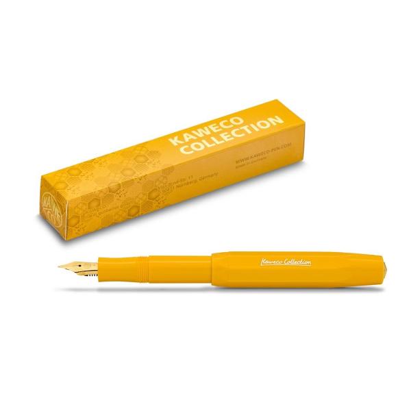 Stiloul din colec&539;ia Kaweco din plastic de înalt&259; calitate îmbin&259; culoarea cald&259; a mierii cu detaliile fine aurii care confer&259; stiloului o not&259; nobil&259;Când este închis stiloul de buzunar m&259;soar&259; doar 105 cm f&259;cându-l înso&539;itorul perfect pentru c&259;l&259;torii Cu capacul la loc cre&537;te pân&259; la o dimensiune normal&259; de 13 cmStiloul este personalizat la alegerea 