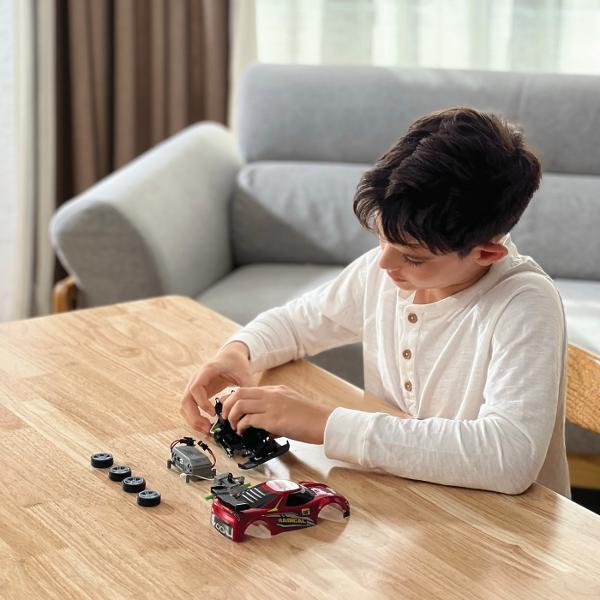 Pregateste-te sa despachetezi si sa asamblati propriul vehicul de curse RC Descoperiti motoarele si angrenajele din seria BUILD 2 DRIVE cu mai mult de 20 de piese usor de construit pe care le puteti instala fara surubelnita Transmisia de 24 Ghz ofera atat controlul acceleratiei cu 2 viteze cat si controlul precis de la distanta Vehiculele au baterii reincarcabile pentru reincarcare rapida si o multime de accesorii pentru a imbunatati experienta in joc