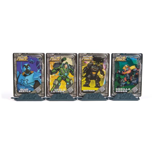 Porniti in aventuri legendare cu eroii Metal Force Patrunde in lumea DC cu colectia noastra Metal Force Heroes cu figurine de 109 cm ale unor personaje emblematice precum Gorilla Grodd Blue Beetle Brainiac Lex Luthor Batman si Superman fiecare purtand armuri metalice deosebite gata de actiune De la geniul strategic al lui Brainiac la puterea de neegalat a lui Superman aceste figurine aduc noi niveluri de aventura cu modelele lor detaliate si dimensiunea compacta perfecte pentru 