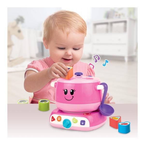 Micutul tau poate descoperi bucuria gatitului cu jucaria Winfun Oala Magica Aceasta include o oala si o tigaie precum si patru forme alimentare care incurajeaza activitatile de sortare si recunoastere a formelor Prin apasarea celor patru butoane interactive copiii invata despre metodele de gatit precum fierberea aburirea prajirea si gatitul la foc mic in timp ce asculta fraze amuzante si educative Butonul de control al temperaturii ofera o experienta realista iar sunetele captivante si 