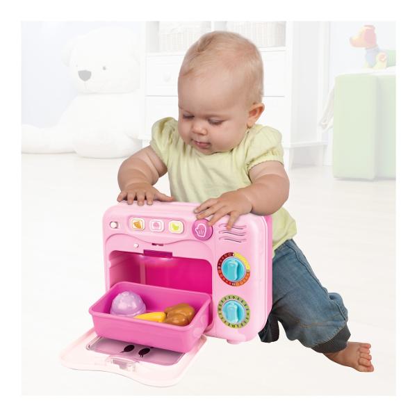 Micutul tau poate deveni un mic bucatar talentat cu jucaria cuptor cu microunde de la Winfun Conceput pentru a duce joaca de gatit la un alt nivel cuptorul include butoane pentru coacere temporizator si control al temperaturii toate perfect adaptate pentru mainile celor mici Trei butoane speciale redau sunete distractive si fraze despre mancarurile preferate stimuland creativitatea Setul include o tava si trei alimente amuzante  un cupcake un croissant si o pizza  perfecte pentru 
