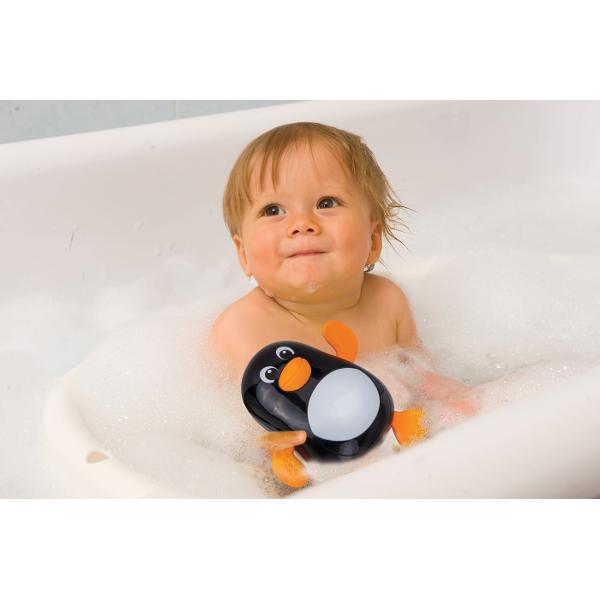 Winfun Jucarie de Baie Pinguinul inotator aduce multa distractie in timpul baii Pinguinul se misca cu ajutorul inotatoarelor sale activate prin rotirea butonului oferind copiilor o experienta de joc captivanta Jucaria este usor de curatat fiind perfecta pentru a fi utilizata in apa Ideala pentru micii iubitori de jocuri in baie acest pinguin aduce un zambet pe fata celor mici incurajand jocul activ si dezvoltarea abilitatilor motorii