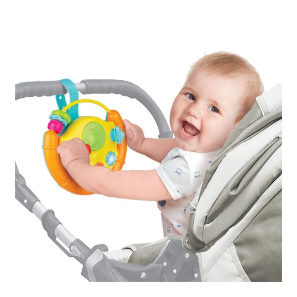 Volanul cu activitati de la Winfun este jucaria ideala pentru micii aventurieri Cu un design viu colorat si robust acest volan este usor de prins si manevrat avand un schimbator de viteze mobil care simuleaza experienta reala de condus Cele trei lumini intermitente se sincronizeaza cu efectele sonore si melodiile vesele captivand atentia copilului Inelele glisante si butonul de claxon care reda sunete autentice stimuleaza jocul interactiv si dezvoltarea abilitatilor motorii fine Volanul 