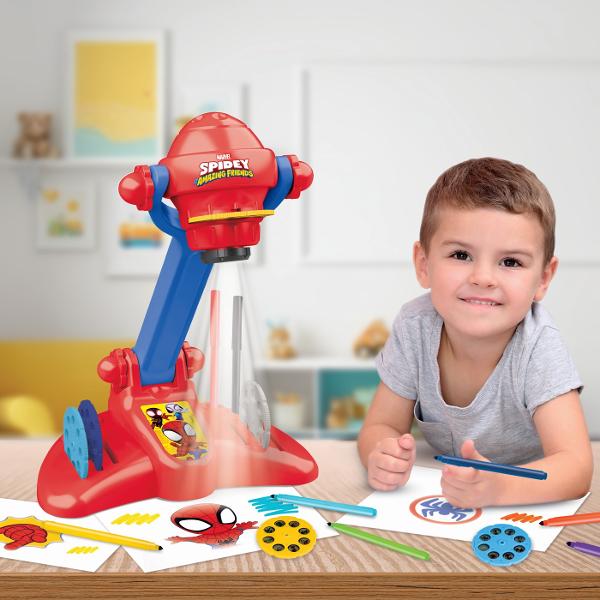 Proiector de Pictura Spidey and His Amazing Friends Deseneaza ca un supererou Cu ajutorul acestui proiector copiii pot invata sa deseneze usor si distractiv alaturi de Spidey si prietenii sai uimitori Alege un sablon proiecteaza imaginea pe hartie si urmeaza liniile pentru a crea desene spectaculoase Ideal pentru dezvoltarea creativitatii coordonarii si increderii in sine Perfect pentru micii fani Marvel care vor sa isi transforme pasiunea pentru supereroi in arta Setul contine 4 