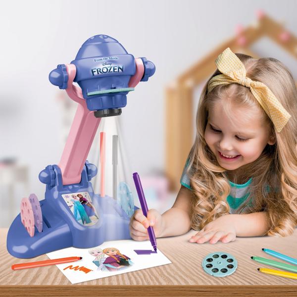Proiector de Pictura Frozen Deseneaza alaturi de personajele tale preferate Acest proiector magic ii ajuta pe cei mici sa invete sa deseneze intr-un mod distractiv si creativ Alege un sablon Frozen proiecteaza imaginea pe hartie si urmeaza conturul pentru a crea propriile opere de arta Perfect pentru dezvoltarea abilitatilor artistice a coordonarii si a increderii in sine Ideal pentru micii fani Frozen care iubesc sa deseneze si sa coloreze Setul contine 4 discuri de proiectie 12 