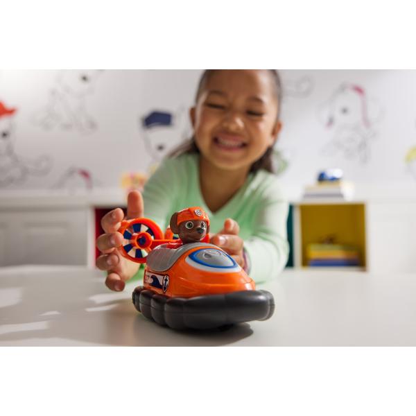 Vehiculele de baza cu functii de actiune mobile individuale si o figurina la bord permit aventurilor din serialul TV Paw Patrol sa traiasca si in camera copiilor Este inclusa o singura figura cu un vehicul Vehiculul si figurina de jucarie sunt in mare parte fabricate din plastic reciclat Chase Skye Marshall Rubble Zuma Everest Tracker si Rocky cu vehiculele lor sunt disponibile individual Toate vehiculele de baza durabilevehiculele de baza includ o figurina de caine care poate fi 