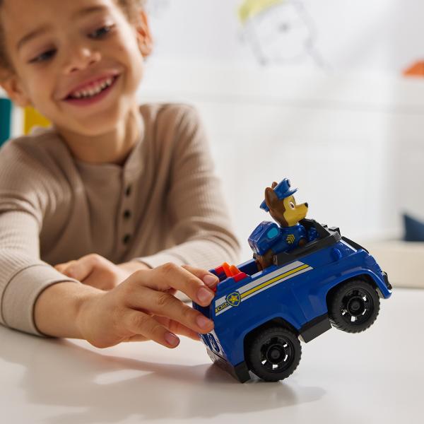 Vehiculele de baza cu functii de actiune mobile individuale si o figurina la bord permit aventurilor din serialul TV Paw Patrol sa traiasca si in camera copiilor Este inclusa o singura figura cu un vehicul Vehiculul si figurina de jucarie sunt in mare parte fabricate din plastic reciclat Chase Skye Marshall Rubble Zuma Everest Tracker si Rocky cu vehiculele lor sunt disponibile individual Toate vehiculele de baza durabilevehiculele de baza includ o figurina de caine care poate fi 