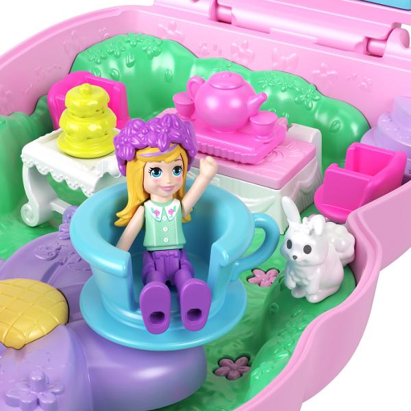 Gentutele Polly Pocket detin lumi mici cu surprize mari in interior pe care fetele si baietii le pot duce oriunde Fiecare jucarie portabila prezinta la exterior o forma adorabila de animal cu un detaliu de joaca interactiv cei mici pot combina accesoriile pentru a ingriji animalul de cate ori doresc Cand au terminat de decorat exteriorul copiii pot deschide carcasa pentru a dezvalui o papusa mai multe functii de joaca din mers si mai mult de 10 accesorii Arunca o petrecere de pijama pentru 